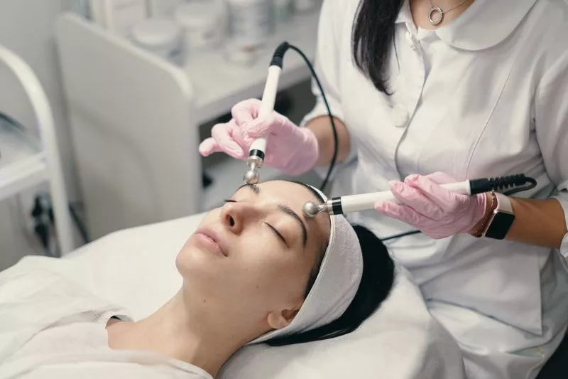 Mengenal Galvanic Facial, Perawatan Kulit Wajah dengan Aliran Listrik 