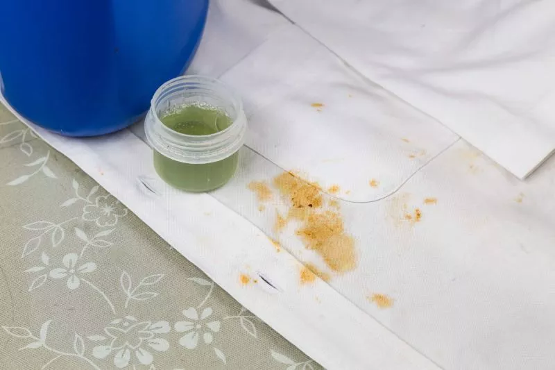 Bagaimana Cara Menghilangkan Noda Santan di Baju?