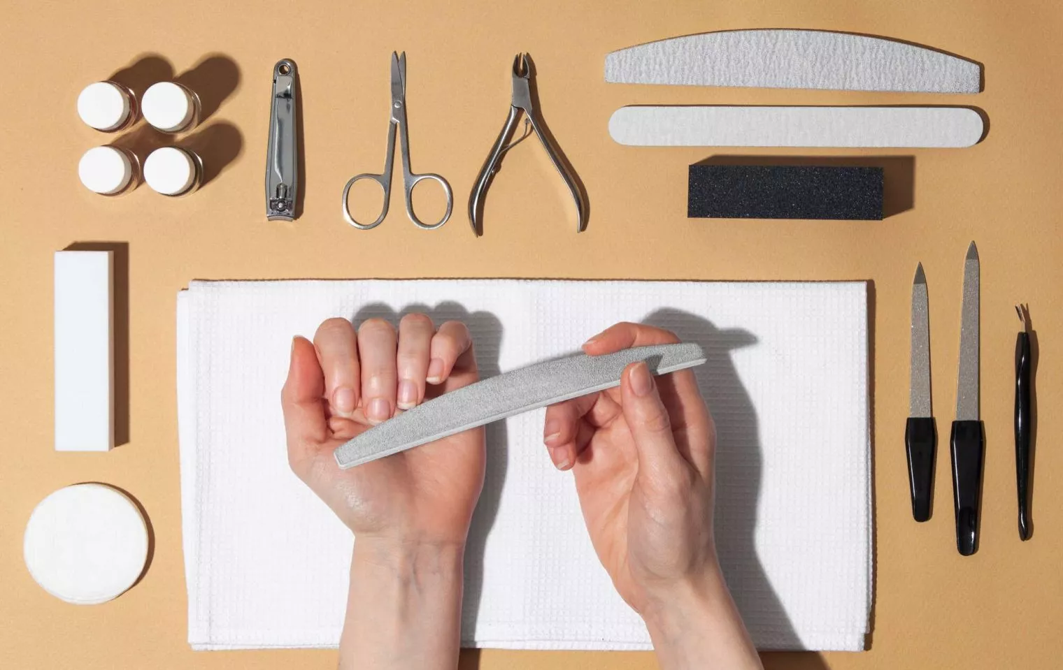 Lebih Baik Memotong atau Mengikir Kuku?