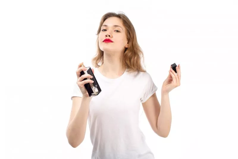 Kenapa Parfum Meninggalkan Bekas pada Baju?