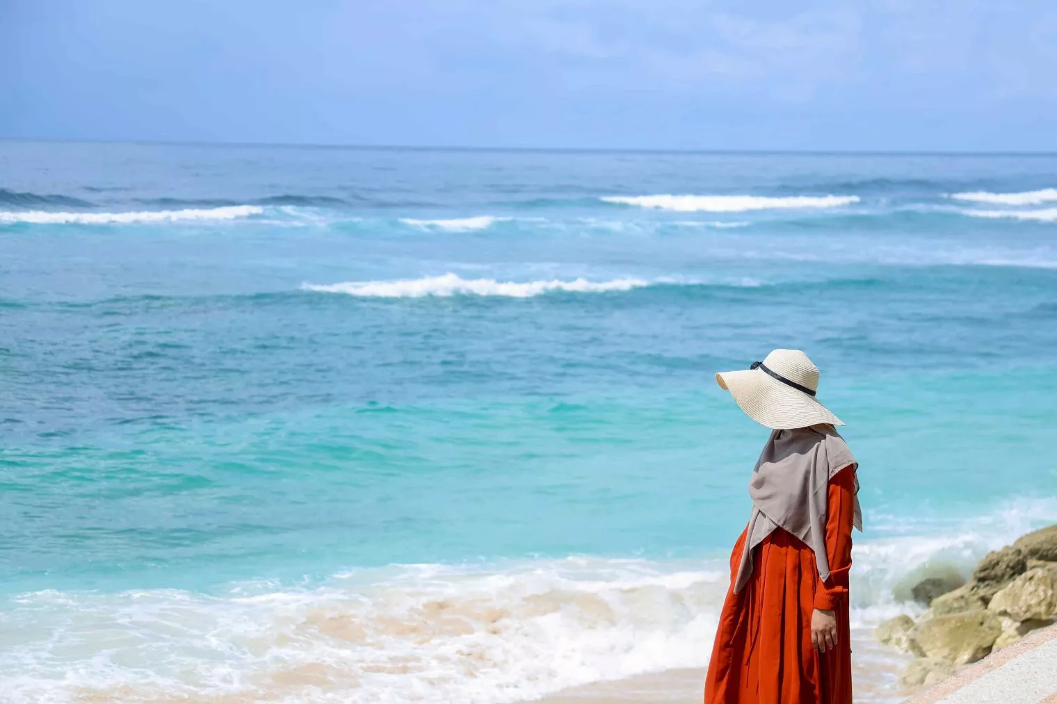 Rekomendasi Outfit ke Pantai yang Cocok untuk Hijabers