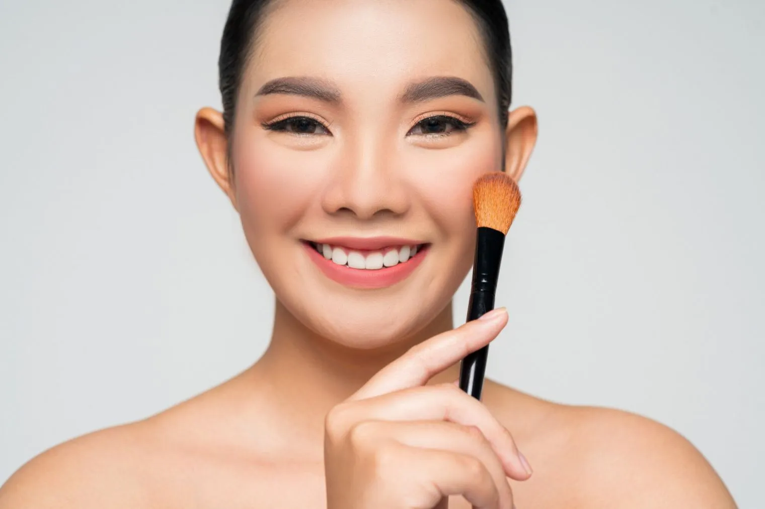 Tools Makeup yang Tepat untuk Mengaplikasikan Foundation
