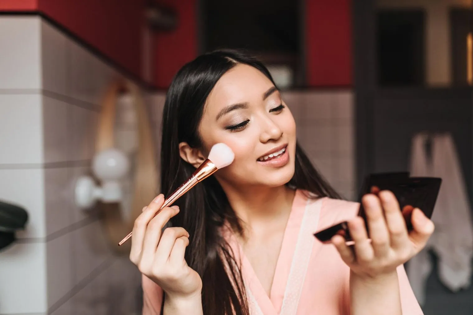 Jangan Salah! Set Makeup Kamu dengan Bedak Ini