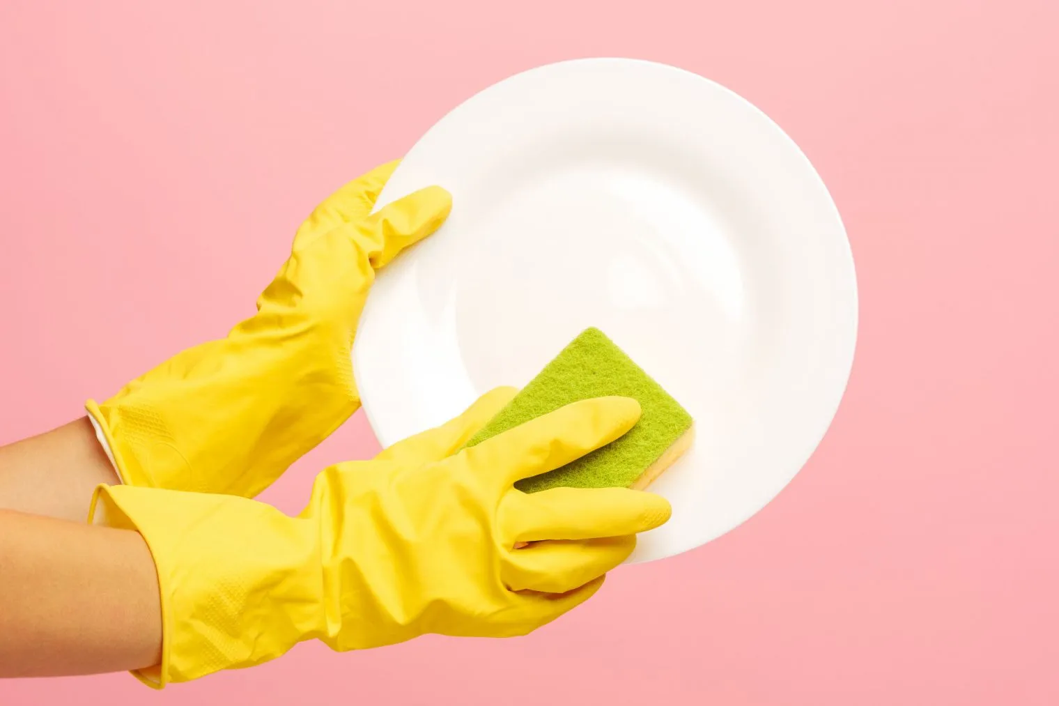 Cara Ampuh Menghilangkan Noda Bekas Berminyak pada Piring