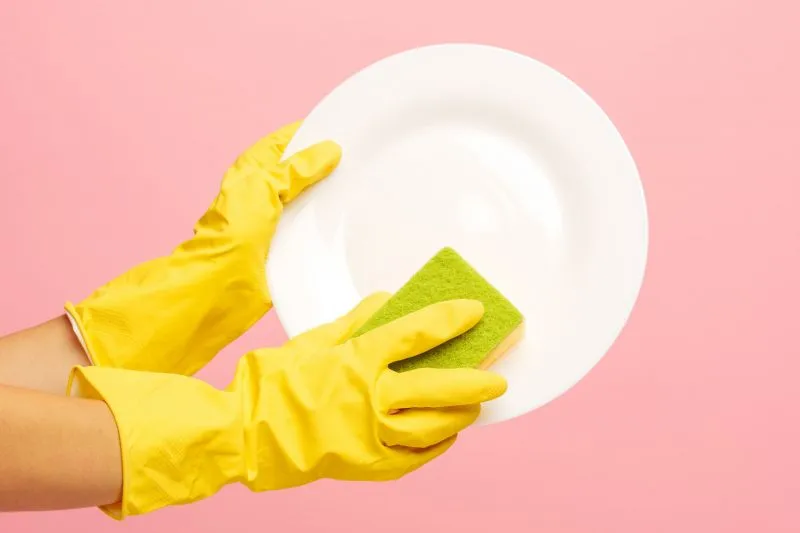 Cara Ampuh Menghilangkan Noda Bekas Berminyak pada Piring