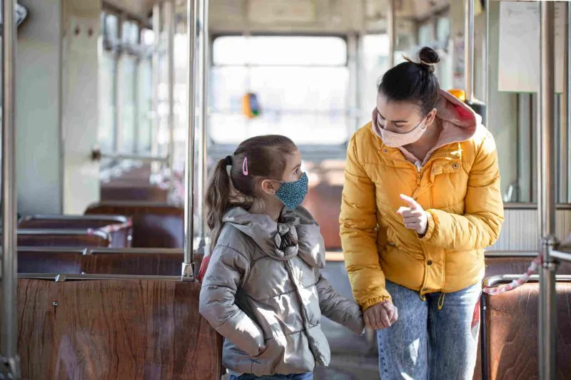 Tips Mengajari Anak untuk Tidak Berisik di Kendaraan Umum
