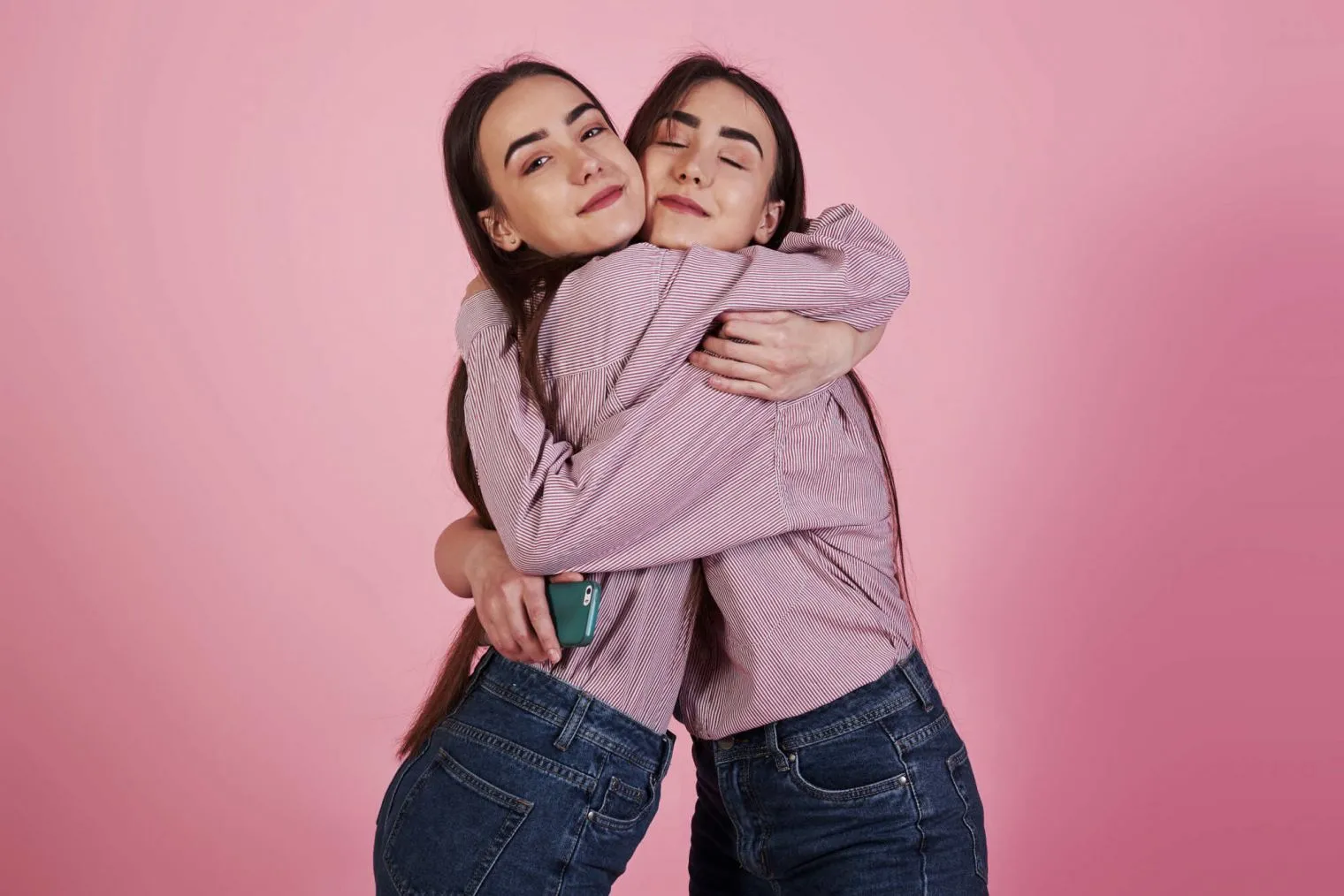 Mitos atau Fakta? Apakah Anak Kembar Selalu Merasakan Hal yang Sama?