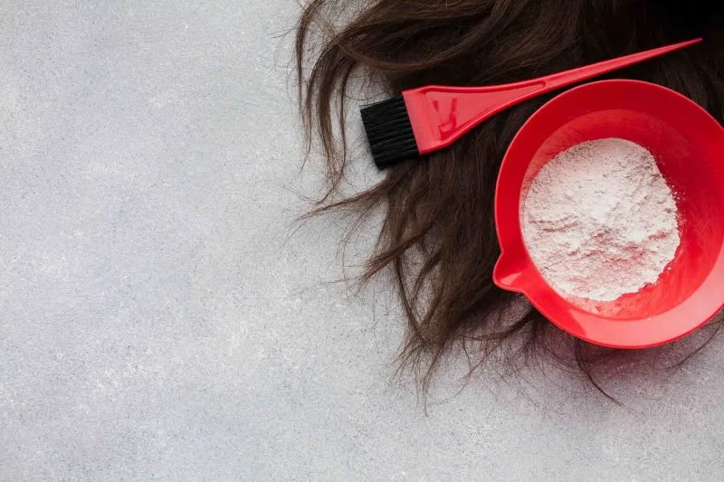 Penggunaan Bedak untuk Rambut Lepek: Bahaya, Manfaat, dan Penjelasannya