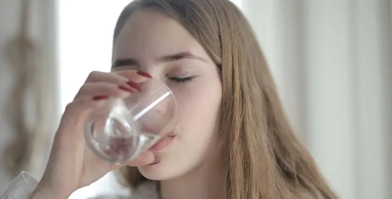 Minum Terlalu Banyak Air Justru Bisa Berbahaya, Kok Gitu?