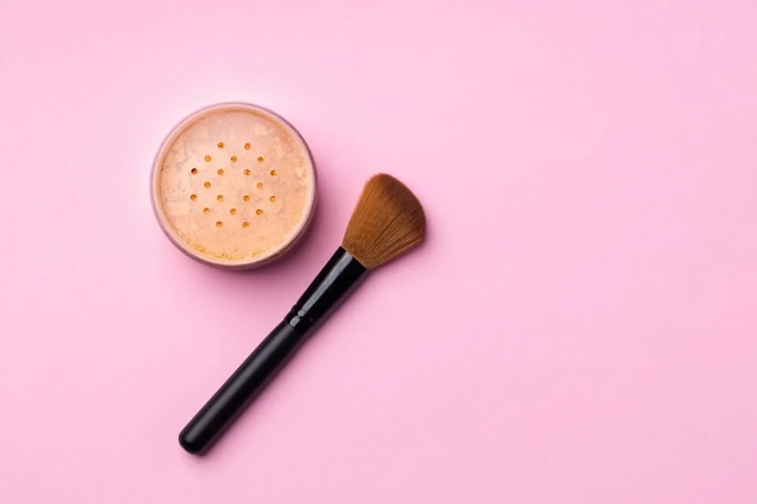 Set Makeup dengan Loose Powder Bikin Awet Seharian?