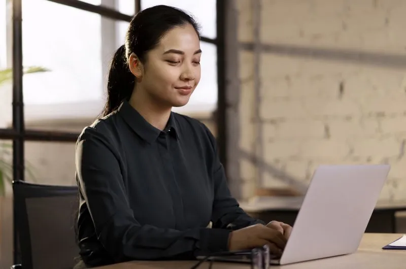 4 Gerakan Stretching untuk Pekerja Kantoran: Patut Dicoba!