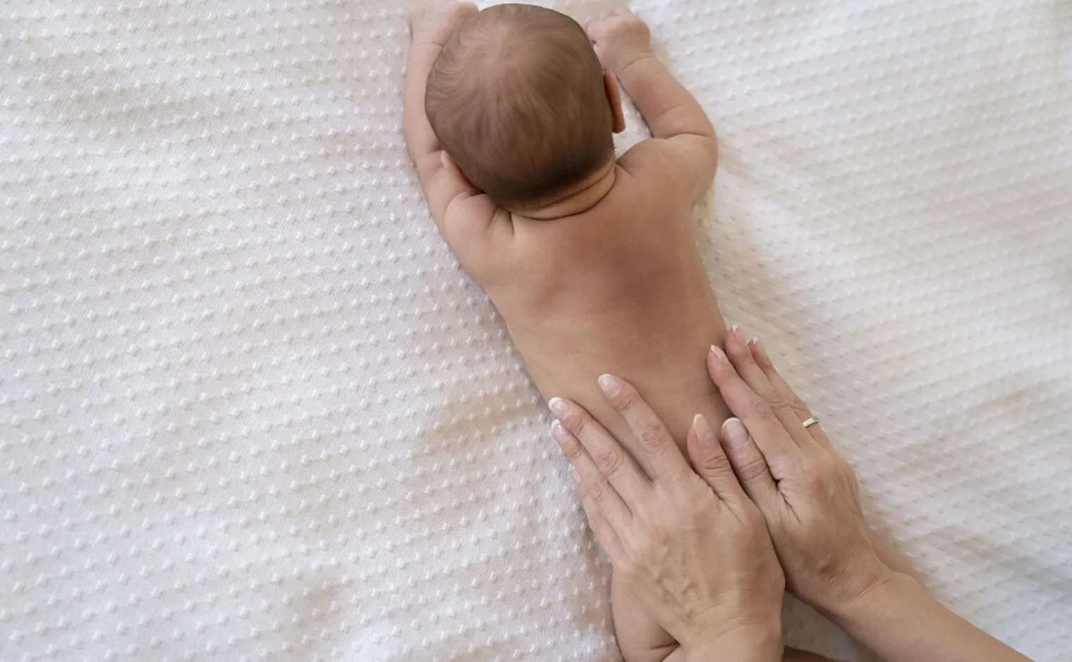 8 Rekomendasi Minyak untuk Pijat Bayi