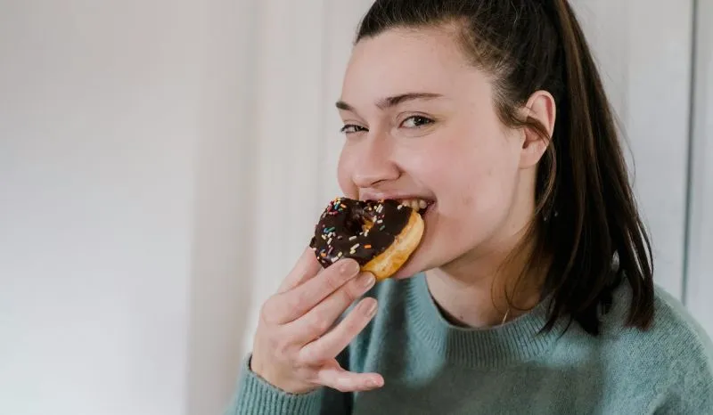 7 Tips Menghilangkan Rasa Bersalah Saat Mengalami Food Craving