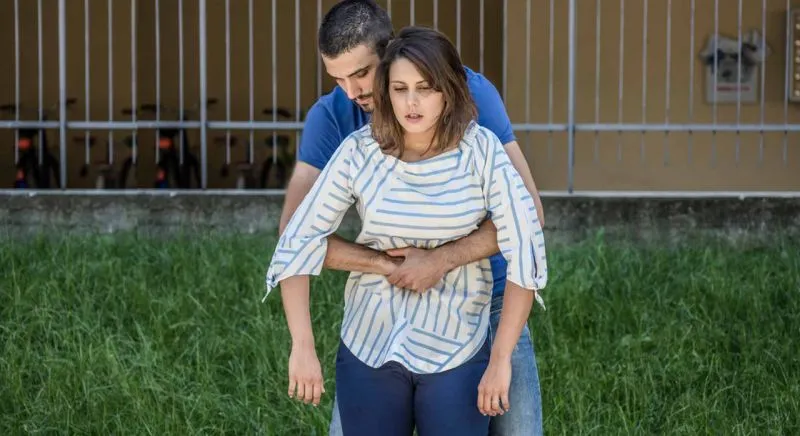 Heimlich Maneuver: Panduan Lengkap Selamatkan Nyawa Saat Tersedak